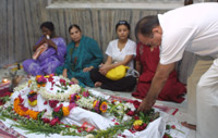 Actor Sunil Dutt paying his last respects to Ashok Kumar 