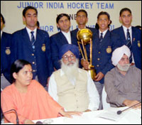Uma Bharti, Prakash Singh Badal and KPS Gill with the entire team
